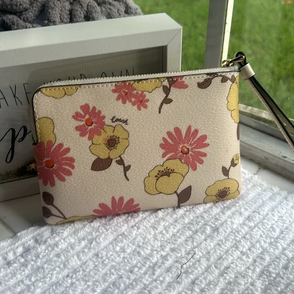 Coach floral wristlet. NWT, HOST PICK! - Picture 5 of 12